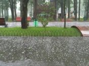 Харків посеред літа накрило дощем з градом (відео)
