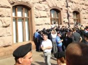 У здания КГГА произошла потасовка между депутатами и милицией