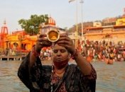 Очистились от греха: сотни человек подхватили COVID-19 после религиозного фестиваля