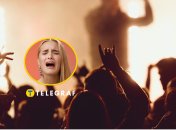 Люди слушают трогательный трек 2000-х