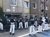 В Германии жители "зараженной" многоэтажки пытались прорвать оцепление полиции