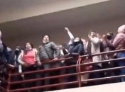 Перила не выдержали давки: минимум семь студентов погибли после ЧП в здании вуза в Боливии (видео 18+)