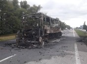 От автобуса остался сгоревший остов.