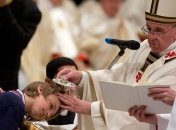 На Пасху Папа Франциск совершил обряд крещения 10 человек