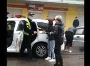 На Львовщине женщины набросились на полицейских, защищая пьяного водителя (видео)