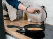 Як відчистити застарілий жир на скляній кришці сковорідки