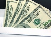 Украинцы предпочитают дарить коллегам деньги и алкоголь 