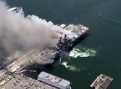 На военно-морской базе США горит десантный корабль (Видео)