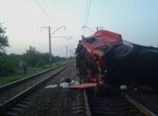 На Днепропетровщине фура сорвалась с моста и упала на рельсы