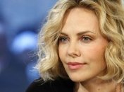 Шарлиз Терон продемонстрировала ноги в короткой юбке за 150 долларов 