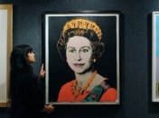 Елизавета II купила четыре своих портрета работы Энди Уорхола