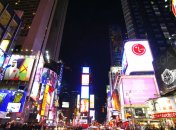 Витрины крупнейших универмагов Нью-Йорка привлекают туристов