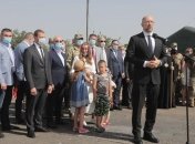 Шмигаль на Донеччині відкрив меморіальну стелу та нагородив військових