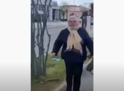 Пенсионерка ругается матом и бежит за девушками