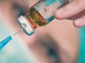 Четверть американцев не согласны на вакцинацию от Covid-19: все из-за конспирологической теории