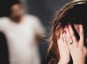 Выйти из отношений с абьюзером у женщин получается только с 7 раза – психолог