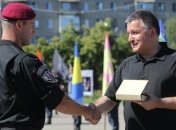 Аваков наградил оружием более 400 человек за год