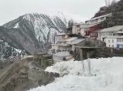 В России лавина снесла несколько авто:  момент попал на фото и видео
