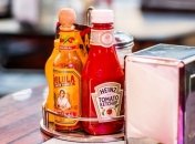 Виновата пандемия: американские рестораторы жалуются на нехватку кетчупа