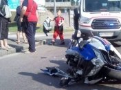 В Киеве мотоцикл на скорости врезался в троллейбус