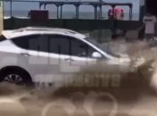 "Свої Олімпійські ігри": в Кирилівці місцеві жителі жартома визначали чемпіона з пірнання авто в калюжу (відео)