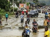 В результате наводнения в Индонезии погибли 50 человек