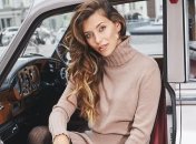 Тодоренко поразила своих фанатов снимком возле новогодней елочкой