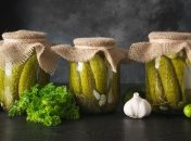 Маринованные огурцы - частый ингредиент различных салатов
