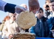 В РФ людям раздавали блины, бросая их с крыши: видео