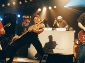 Басист Bloodhound Gang во время концерта подтерся российским флагом