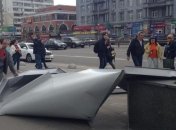 В Киеве с крыши ТЦ сорвало лист металла