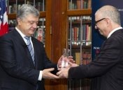 Порошенко во время рабочего визита в США получил награду