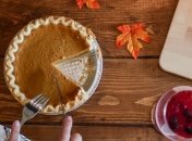 Простой, но интересный десерт: судья "Мастер Шеф" Владимир Ярославский рассказал, как приготовить морковный пирог 