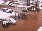 В Киеве очередной прорыв трубы: улицы превратились в озеро