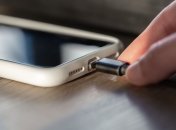 Смартфон потрібно заряджати справним та оригінальним кабелем