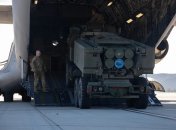 Загрузка на борт самолета HIMARS для Украины