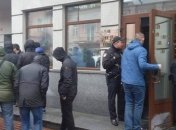 Активисты "Национального корпуса" заблокировали здание Россотрудничества в Киеве