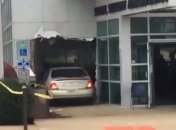 В США автомобиль въехал в социальный центр, есть пострадавшие