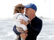 Пятилетняя дочь Брюса Уиллиса сделала папе маникюр: ФОТО