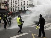 Полиция Парижа водометом "остудила пыл" протестующих