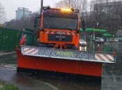 В Киеве из-за снегопада на дороги выехала спецтехника 