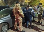 Одного из подозреваемых задержали в машине.