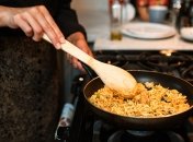 Замачивать рис стоит в стеклянной посуде при комнатной температуре