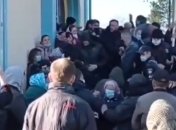 Парафіяни влаштували бійку біля входу до церкви в Рівненській області: що сталося (відео)