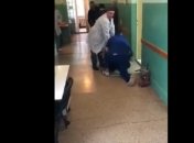 Был недоволен лечением: в Ужгороде врачи заломали пациента-дебошира (видео)