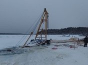 В России вслед за бензовозом и автокраном ушел под лед трактор