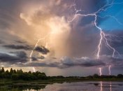 Гроза и шквальный ветер уже бушуют на Киевщине и в западных областях.