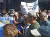 Под КСУ устроили митинг с требованием отменить указ о роспуске Рады