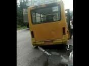 "Развлекуха за 10 грн": в Днепре у маршрутки прямо на ходу отлетело колесо (видео)