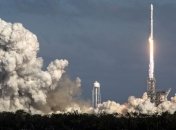 SpaceX успешно запустила сверхмощную ракету Falcon Heavy (Видео)